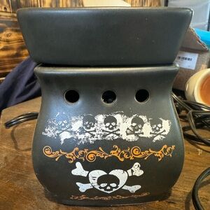 Black Skull and Crossbones Wax Warmer